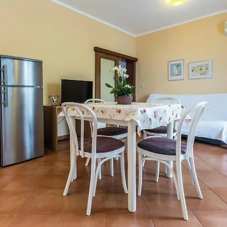 Gorgeous In With Kitchen Apartment *
